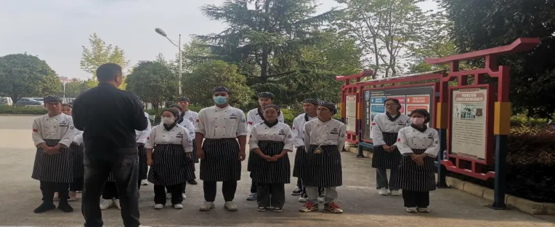 每天早上，班主任对学徒制学生召开晨会